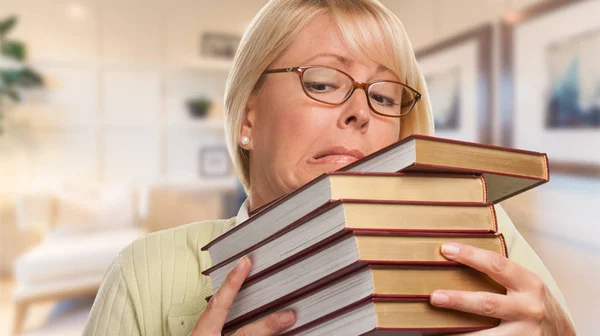 Belle étudiante expressive ou femme d'affaires avec des livres au bureau — Photo