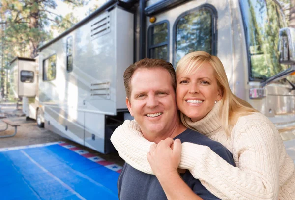Feliz pareja caucásica delante de su hermosa casa rodante en el camping . —  Fotos de Stock