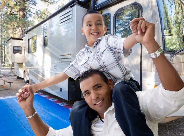 快乐的西班牙裔美国人父亲和儿子在他们美丽的 Rv 在露营地. — 图库照片