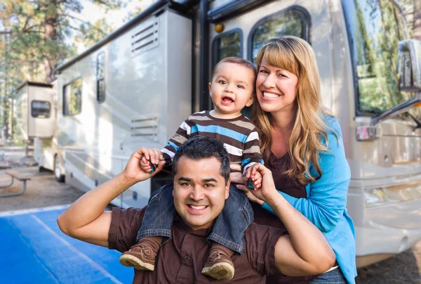 Feliz joven mixta raza familia en frente de su hermosa casa rodante en el camping . —  Fotos de Stock
