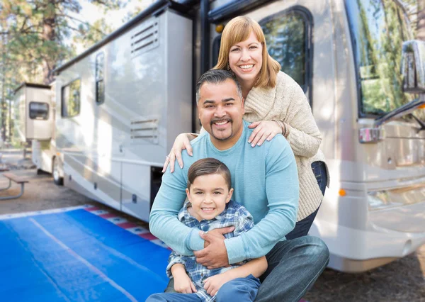 Glückliche junge Mischlingsfamilie vor ihrem schönen Wohnmobil auf dem Zeltplatz. — Stockfoto