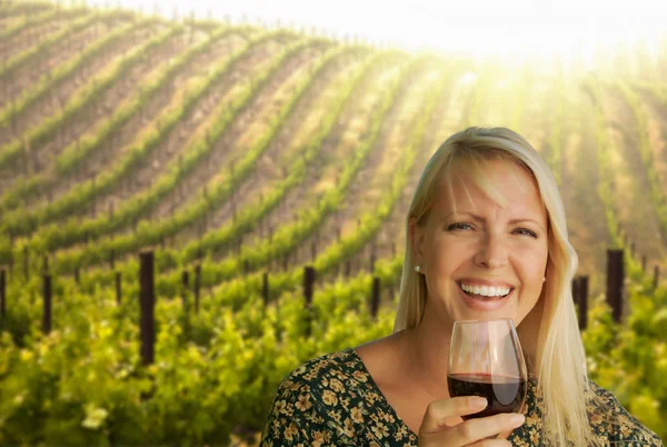 Aantrekkelijke jonge vrouw met glas van de wijn in een wijngaard. — Stockfoto