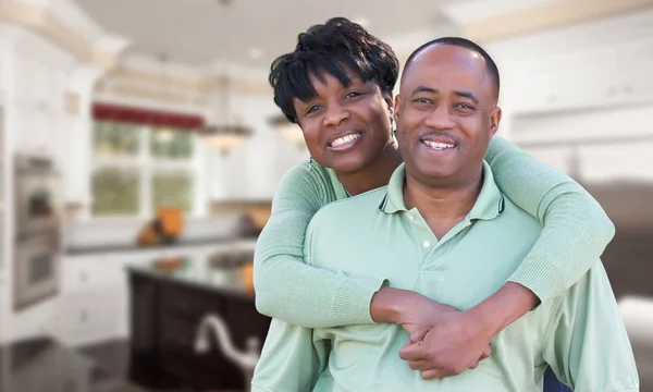 Ευτυχισμένο ζευγάρι Αφρικανικός Αμερικανός μέσα όμορφα προσαρμοσμένη κουζίνα. — Φωτογραφία Αρχείου