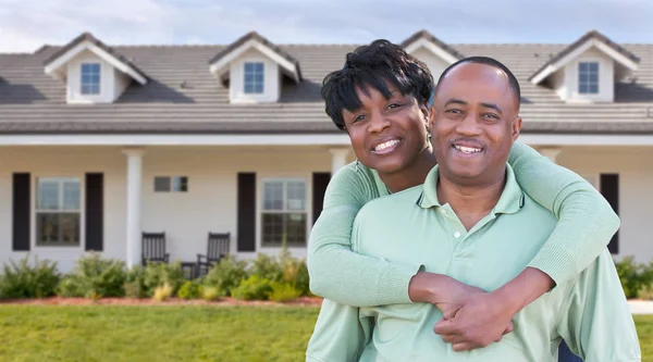 Feliz pareja afroamericana en frente de la hermosa casa . Fotos De Stock Sin Royalties Gratis