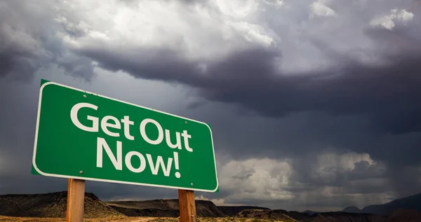 Få ut Green Road Sign och stormigt moln — Stockfoto