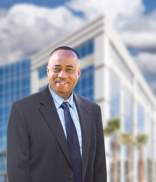 Hombre de negocios afroamericano guapo frente al edificio corporativo . — Foto de Stock