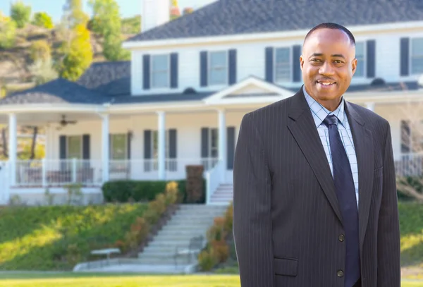 Agente afro-americano na frente da bela casa personalizada . — Fotografia de Stock