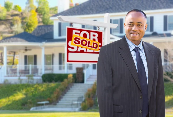 Agente afro-americano na frente da bela casa personalizada e vendido para venda sinal imobiliário . — Fotografia de Stock