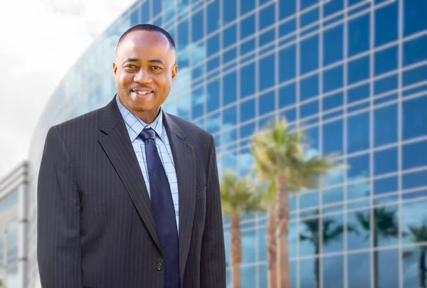 Bonito empresário afro-americano na frente do prédio corporativo . — Fotografia de Stock