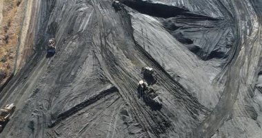 Ek yükü Ultra yüksek çözünürlüklü 4k hava inşaat sahasında traktör.