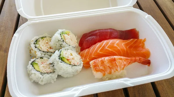 Deliciosa variedad de sushi en To Go Box en la mesa — Foto de Stock