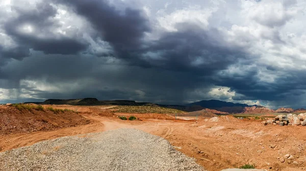 Ominous Stormy Sky e Cumulus Nuvole con pioggia nel deserto — Foto Stock