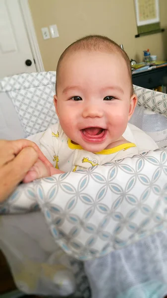 Adorable chino y caucásico bebé jugando en su cuna . — Foto de Stock