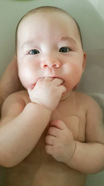 Adorable chino y caucásico bebé jugando consiguiendo un baño — Foto de Stock