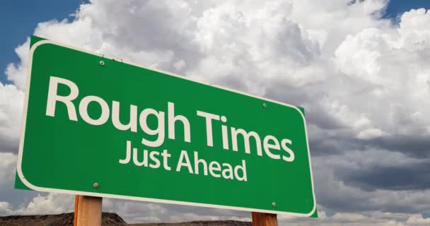 4K Time-lapse Tiempos ásperos Green Road Sign y tormentoso Cumulus Nubes y lluvia . — Vídeo de stock