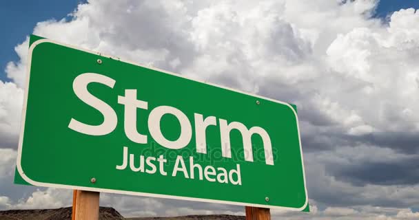 4 k Time-lapse Storm Green Road Sign och stormiga cumulusmoln och regn. — Stockvideo