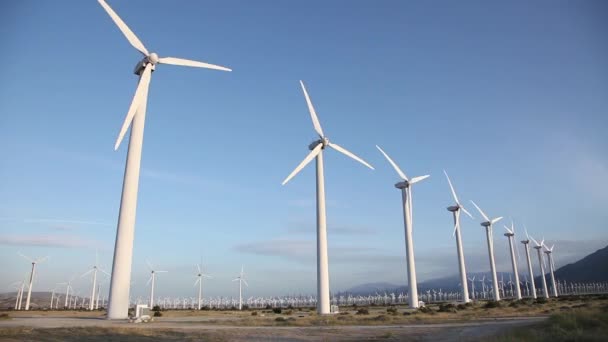 Grand groupe d'éoliennes tournant dans le désert — Video