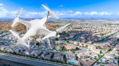 İnsansız uçak sistemi (İHA) Quadcopter Drone üzerinde havada 