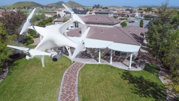 Quadrocopter-Drohne des unbemannten Flugzeugsystems (uav) in der Luft über — Stockfoto