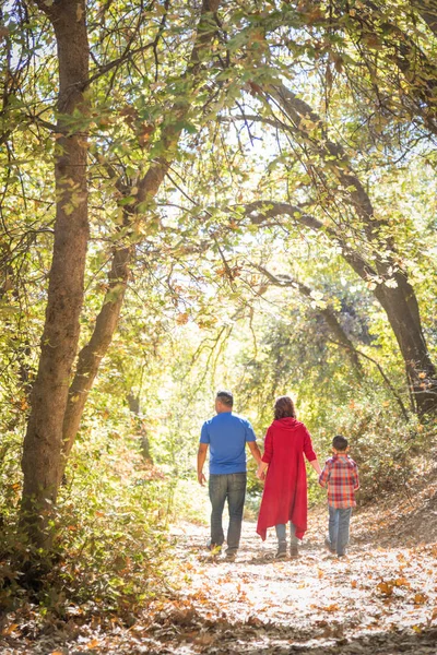 Blandad ras kaukasiska och spansktalande familj tar en promenad på Pa — Stockfoto