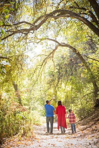 Gemengd ras Kaukasisch en Hispanic familie nemen van een wandeling op de Pa — Stockfoto