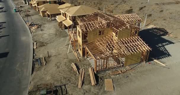 Yüksek çözünürlüklü 4k vinç aşağı çekme yeni ev inşaatı. — Stok video