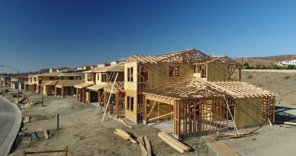 Yeni ev inşaatı sitede kadar yüksek çözünürlüklü 4k vinç. — Stok video
