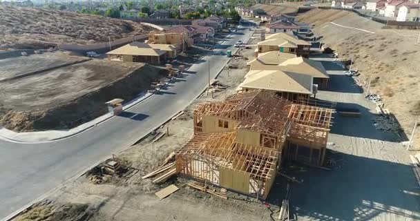 Yeni ev inşaatı sitelerinde yüksek çözünürlüklü 4k Pan aşağı. — Stok video