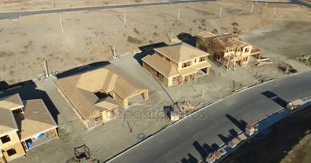 Yeni ev inşaatı siteler üzerinde yüksek çözünürlüklü 4k Pan yukarı. — Stok video