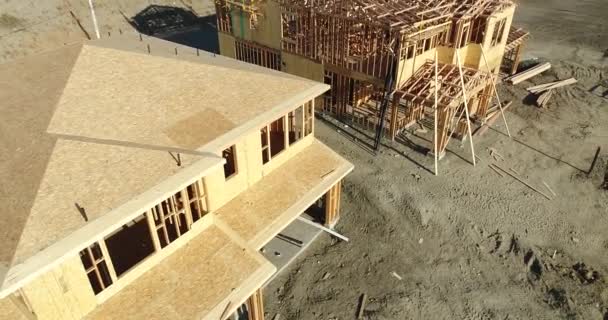 Alta definizione 4k Pan Down e passato nuovi siti di costruzione casa . — Video Stock
