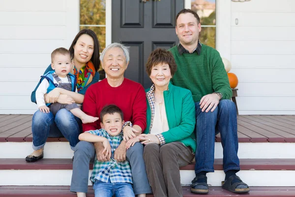 Többgenerációs kínai és kaukázusi családi portré — Stock Fotó