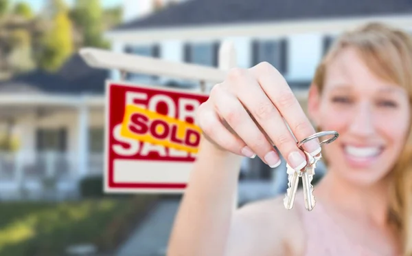 Opgewonden vrouw bedrijf huis toetsen en verkocht voor verkoop onroerend goed S — Stockfoto