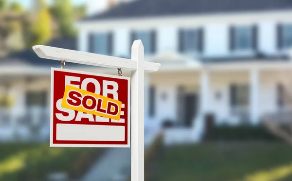 Verkauft Haus zum Verkauf Immobilienschild vor schönen neuen ho — Stockfoto