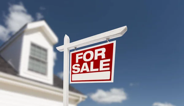 Hem för försäljning fastigheter tecken framför av vackra nya hus. — Stockfoto