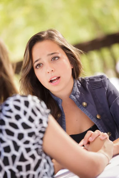 Mujer adulta joven preocupada hablando con su amiga —  Fotos de Stock