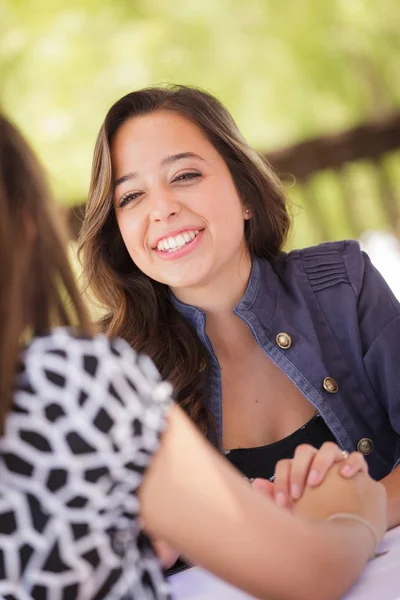 Uttrycksfull ung vuxen kvinna med drinkar och prata med hennes vän utomhus — Stockfoto