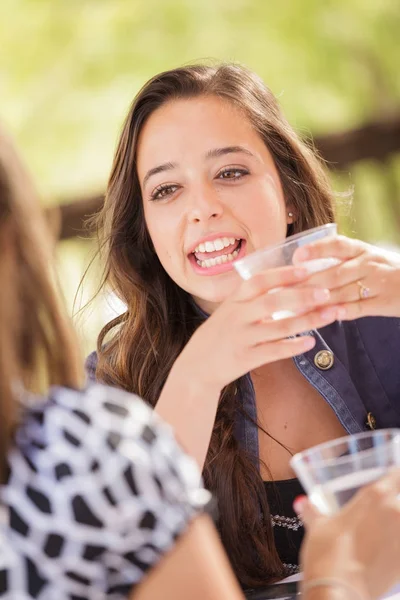 Expressivo Jovem Adulto Mulher Tendo Bebidas e Conversando com Seu Amigo Ao Ar Livre — Fotografia de Stock