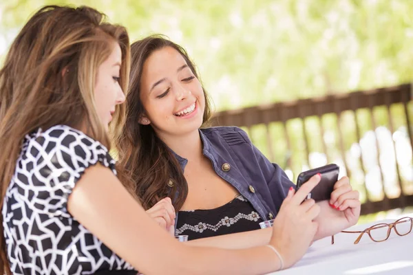 Uttrycksfull ung vuxen flickvänner använder sin smarta Cell Phone utomhus — Stockfoto