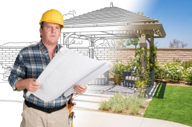 Fotoğraf kombinasyonu çizim kapsayan özel Pergola veranda önünde zor şapka giyen erkek yüklenici ile ev planları