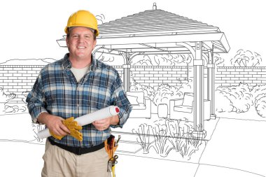 Çizim kapsayan özel Pergola veranda önünde zor şapka giyen erkek yüklenici ile ev planları