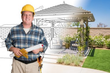Fotoğraf kombinasyonu çizim kapsayan özel Pergola veranda önünde zor şapka giyen erkek yüklenici ile ev planları
