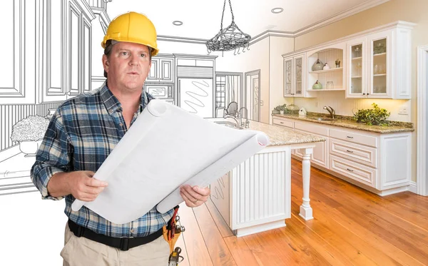Männlicher Bauunternehmer mit Hausplänen trägt harten Hut vor benutzerdefinierter Küche Zeichnung Foto-Kombination — Stockfoto