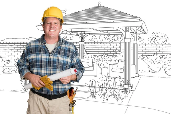 Männlicher Bauunternehmer mit Hausplänen trägt harten Hut vor benutzerdefinierter Pergola-Terrassenverkleidung Zeichnung — Stockfoto