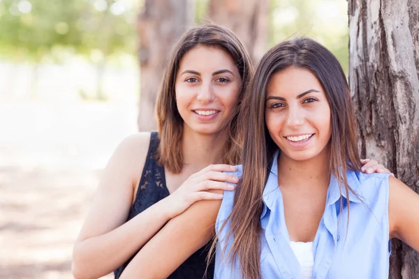 Dos hermosas hermanas gemelas étnicas retrato al aire libre . —  Fotos de Stock