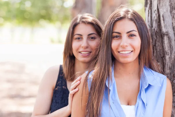 Två vackra etniska Twin Sisters porträtt utomhus. — Stockfoto