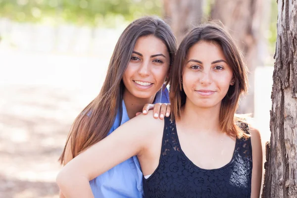 Duas belas irmãs gêmeas étnicas retrato ao ar livre . — Fotografia de Stock