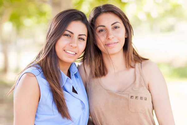 Två vackra etniska Twin Sisters porträtt utomhus. — Stockfoto