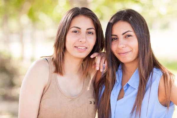 Två vackra etniska Twin Sisters porträtt utomhus. — Stockfoto