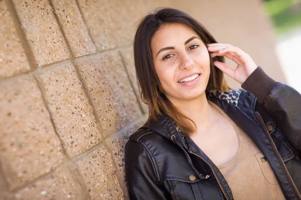 Hermosa feliz mezclado raza joven mujer retrato fuera . —  Fotos de Stock