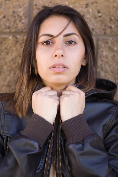 Mooie Meloncholy gemengd ras portret van de jonge vrouw buiten. — Stockfoto